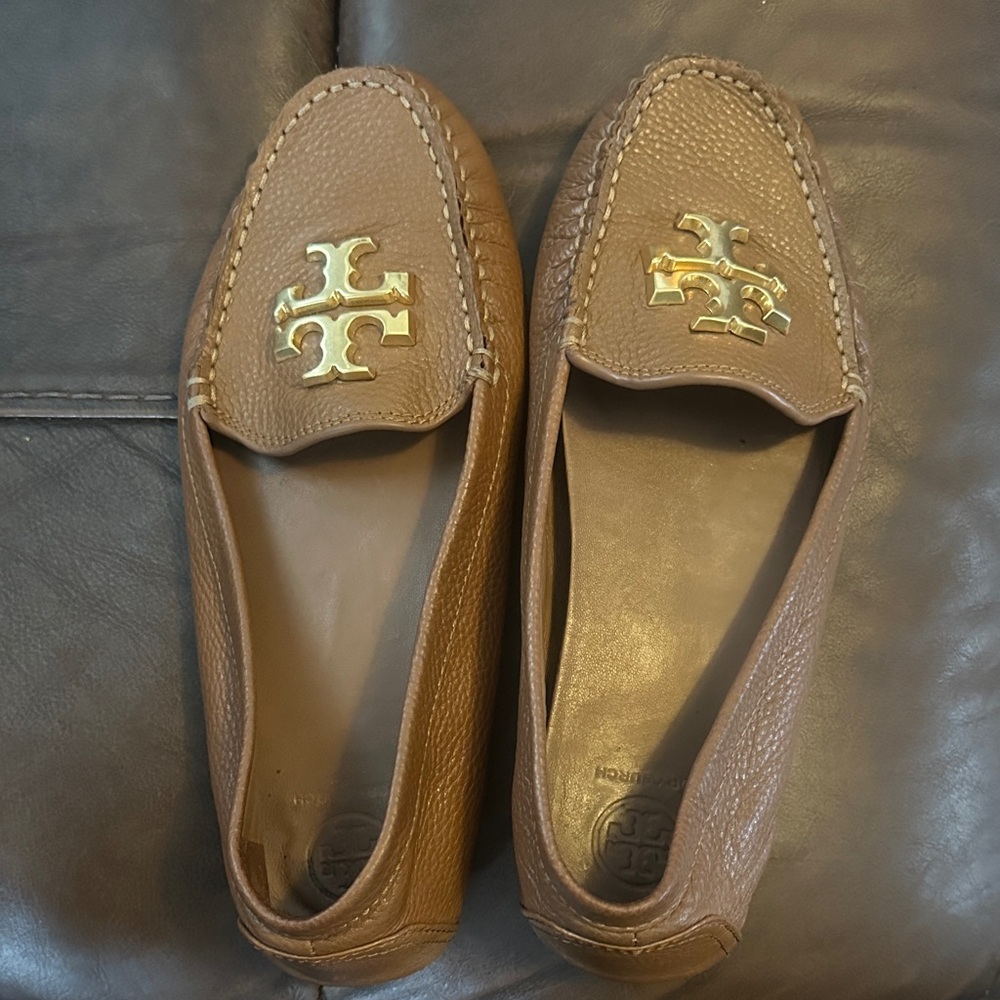 Tory Burch everly tan Leather Loafers with Gold Logo - Picture 12 of 15